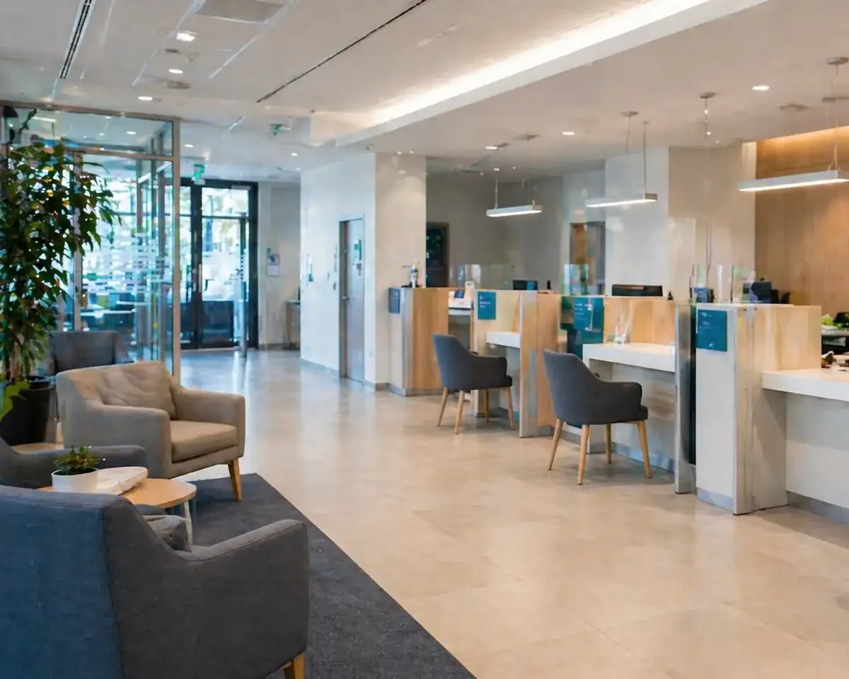 Intérieur de banque moderne avec guichets, espace d’accueil et sièges clients