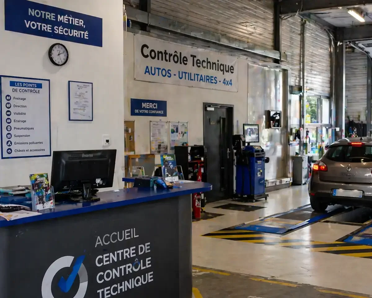 Centre de contrôle technique avec voiture sur piste d’inspection et zone d’accueil