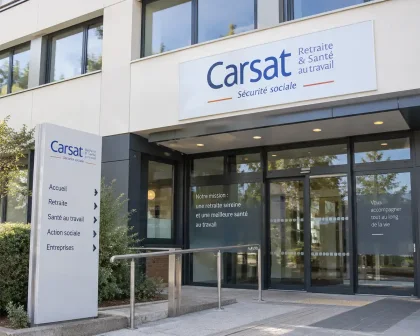 Bâtiment d’une agence Carsat avec accueil retraite, santé au travail et services aux assurés