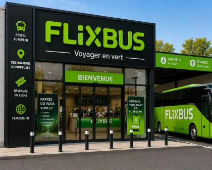 Agence FlixBus avec autocar vert stationné devant un point d’accueil et de réservation de voyages