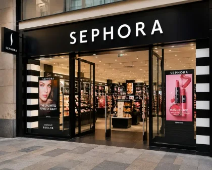 Magasin Sephora avec façade noire élégante et espace de maquillage lumineux à l’intérieur